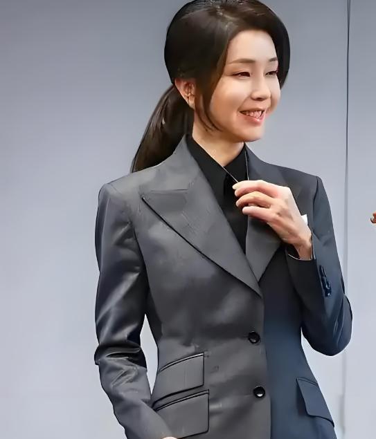 曾经的金建希宛如少女般的活泼，如今的金建希，突然像是苍老了一般，据说体重不超过4