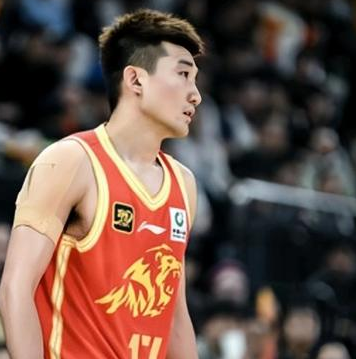 广厦男篮官宣孙铭徽常规赛报销！广厦男篮官方宣布，孙铭徽右跟骨骨折将缺席四周比赛，