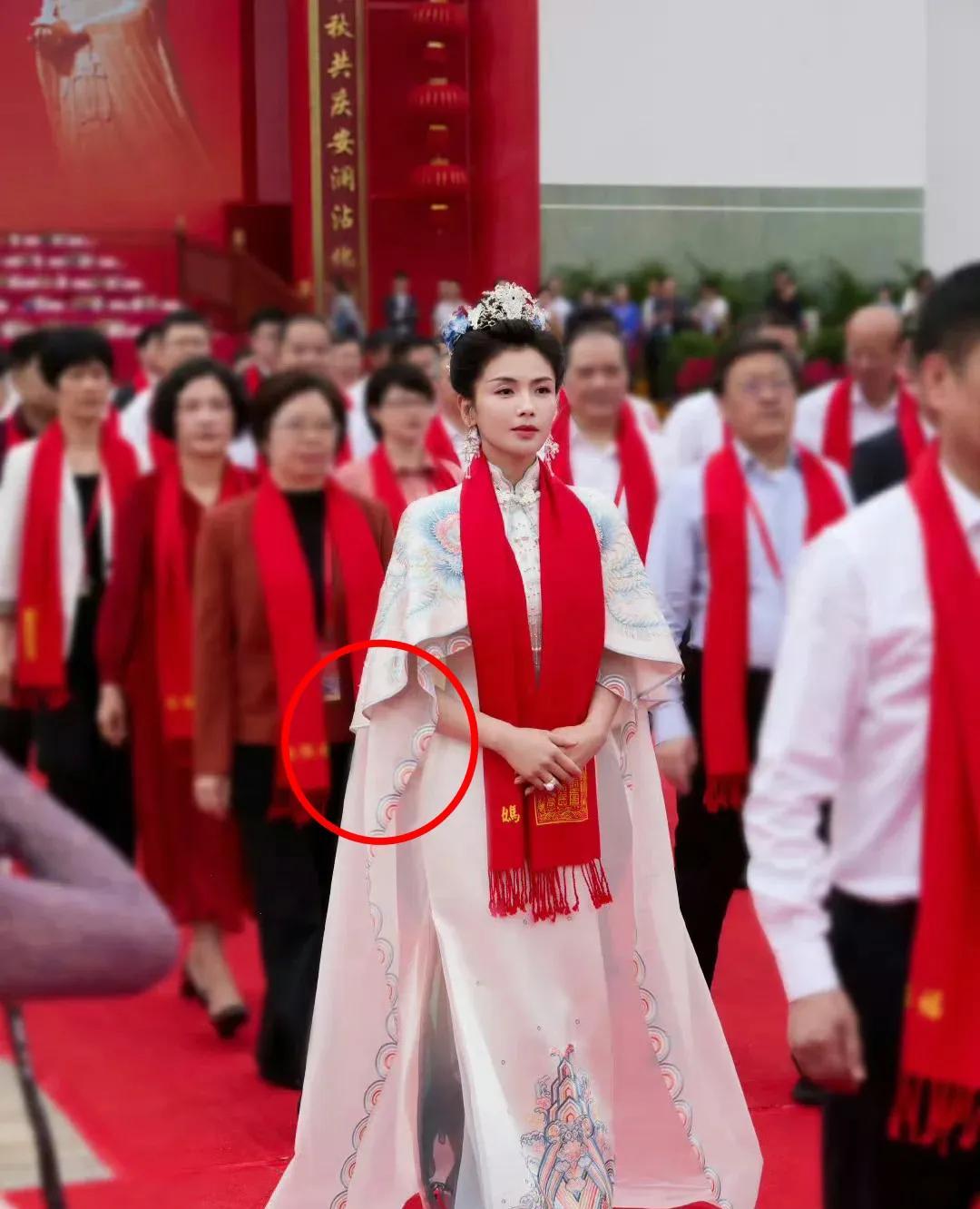 我婆婆突然来了一句
还好刘涛没嫁到福建
不然她婆婆得天天好吃好喝供着她
哪个婆婆