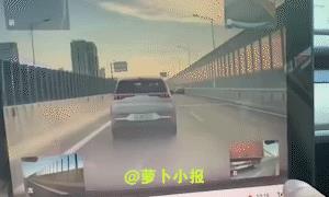 无巧不成书，小车司机恐怕无了。
8月21日网友发布的一段监控视频显示，不知为啥，