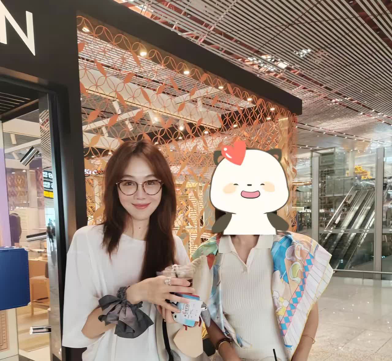北京机场偶遇姜妍。姜妍私底下也好美，简单的白T搭配休闲裤很松弛，网友都说，手腕上