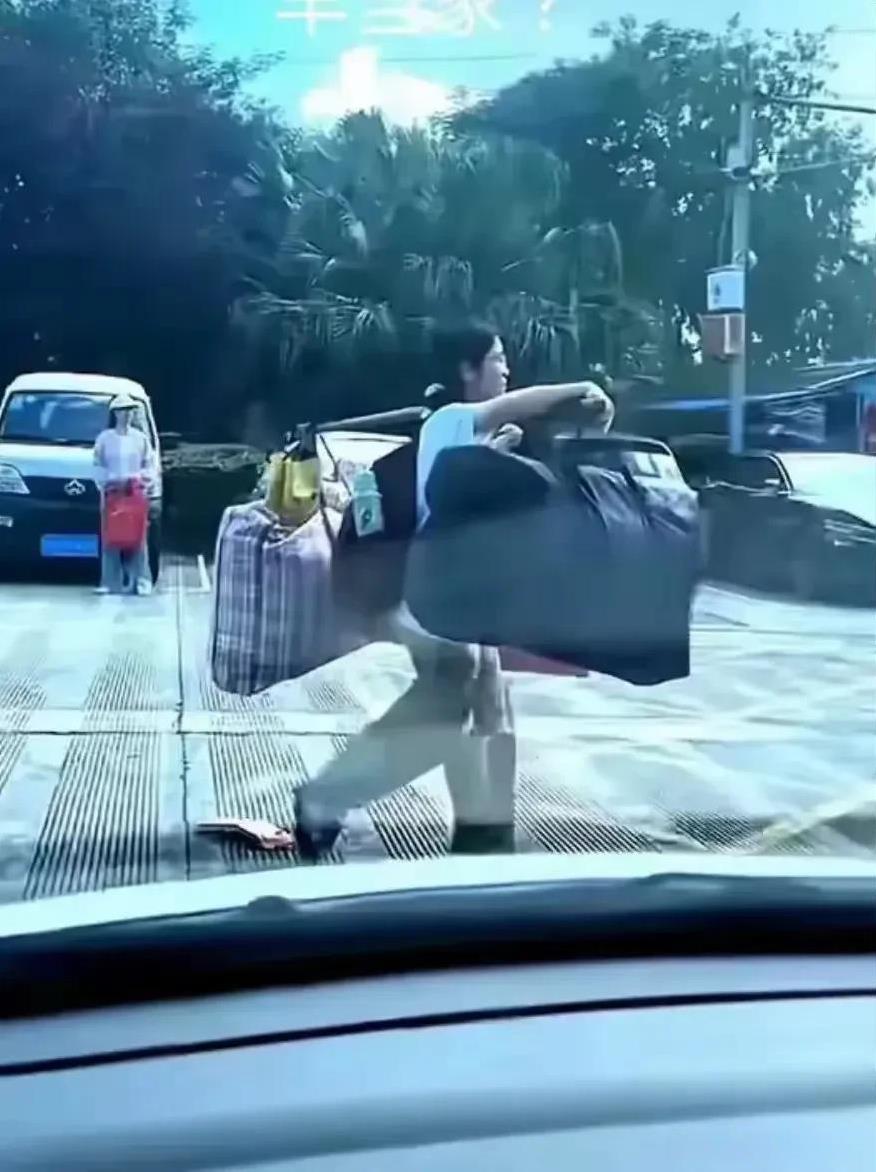 对广西桂林扁担女孩考生火爆网络的10点思考！
思考一：扁担女孩视频爆火网络，其实