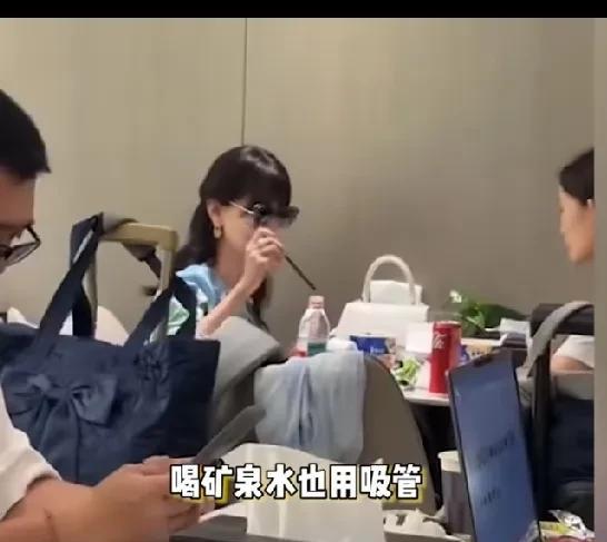 71岁赵雅芝吃泡面
不过明星喝矿泉水都是用吸管
吃完以后，照照镜子，然后开始把自