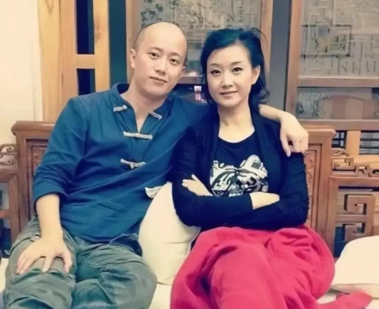 宋祖英与弟弟宋祖荣在一起，温暖又温馨，合影留念，美好的回忆！在那个没有美颜滤镜的