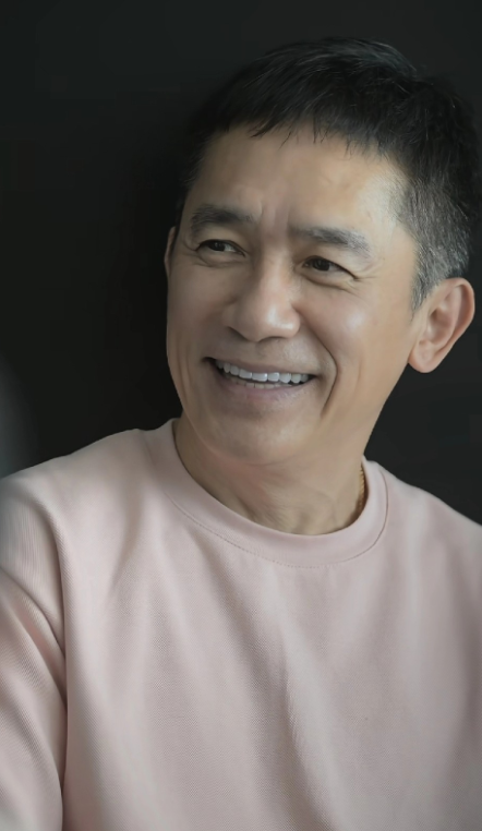 这种粉色，
梁先生穿起来还挺好看，
除了他，
也没有几个男人能穿得这么帅。
他是