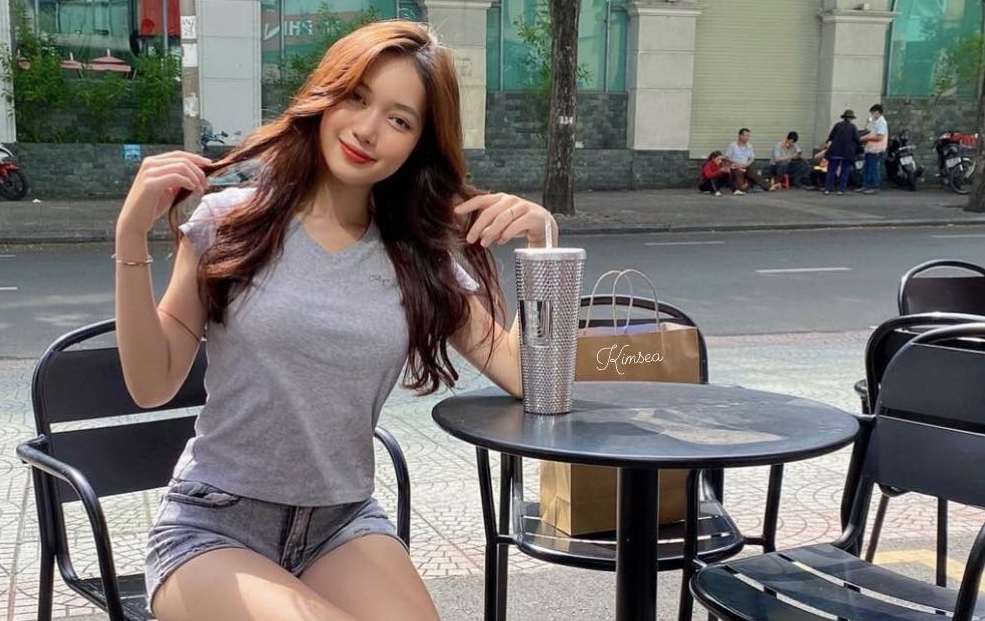 对象去研讨，茶歇时女同行靠得很近交流。