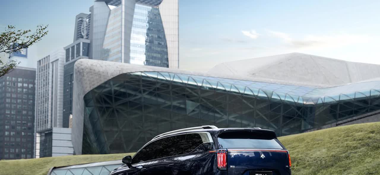 2025年车价暴跌，5月降价最猛的三款车：
1、特斯拉Model Y双电机版，