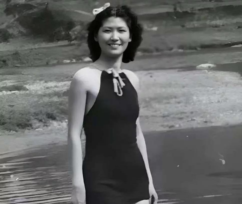1940年，国民党外交官傅秉常带着情人江芳苓到重庆北温泉公园游玩时，喜欢摄影的他