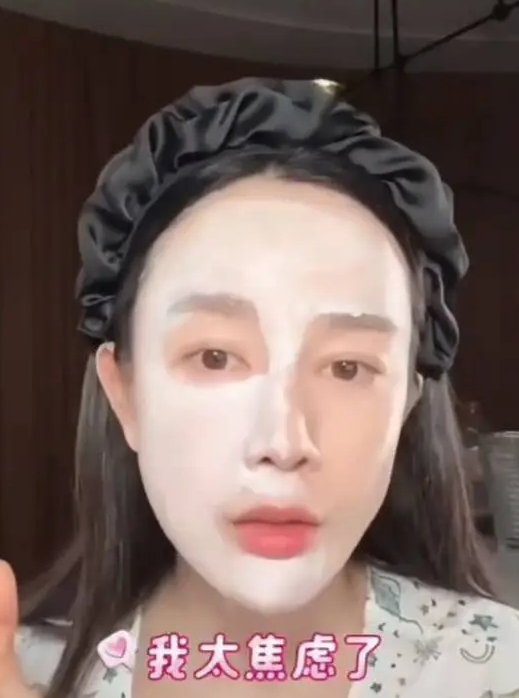 近日，张檬在直播中谈及产后经历：曾因母乳量少极度焦虑，尤其孩子连续三天体重未增，
