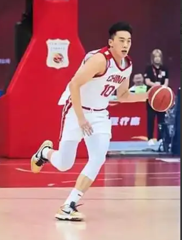 王俊杰和易建联在大前锋上的对比

1、身高
王俊杰2.06米，易建联2.13米
