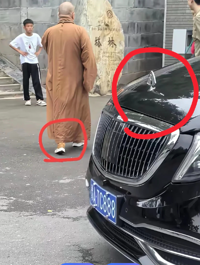 释永信坐迈巴赫房车被拍，网络立刻炸锅。

大家盯着车标，却忘了算一笔账：那辆车落