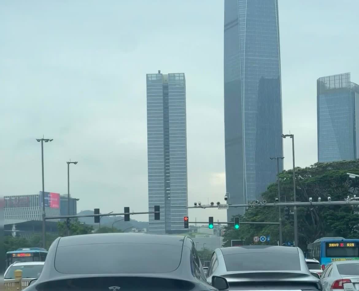 特斯拉焕新Y的尾部真好看！
新老对比🆚，我觉得旧款前脸更好看，连我对车毫无感