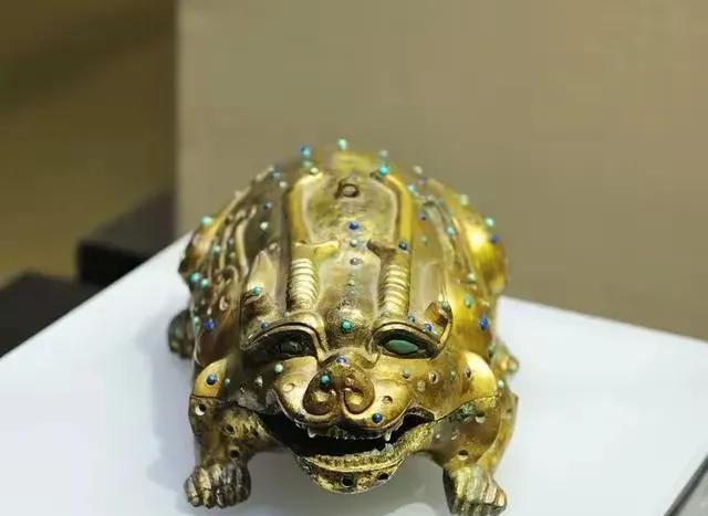 五绝·吟金蟾
文/方立新
金蟾盈宝气，
富贵又堂皇。
拥有人欢畅，
开心日子长。