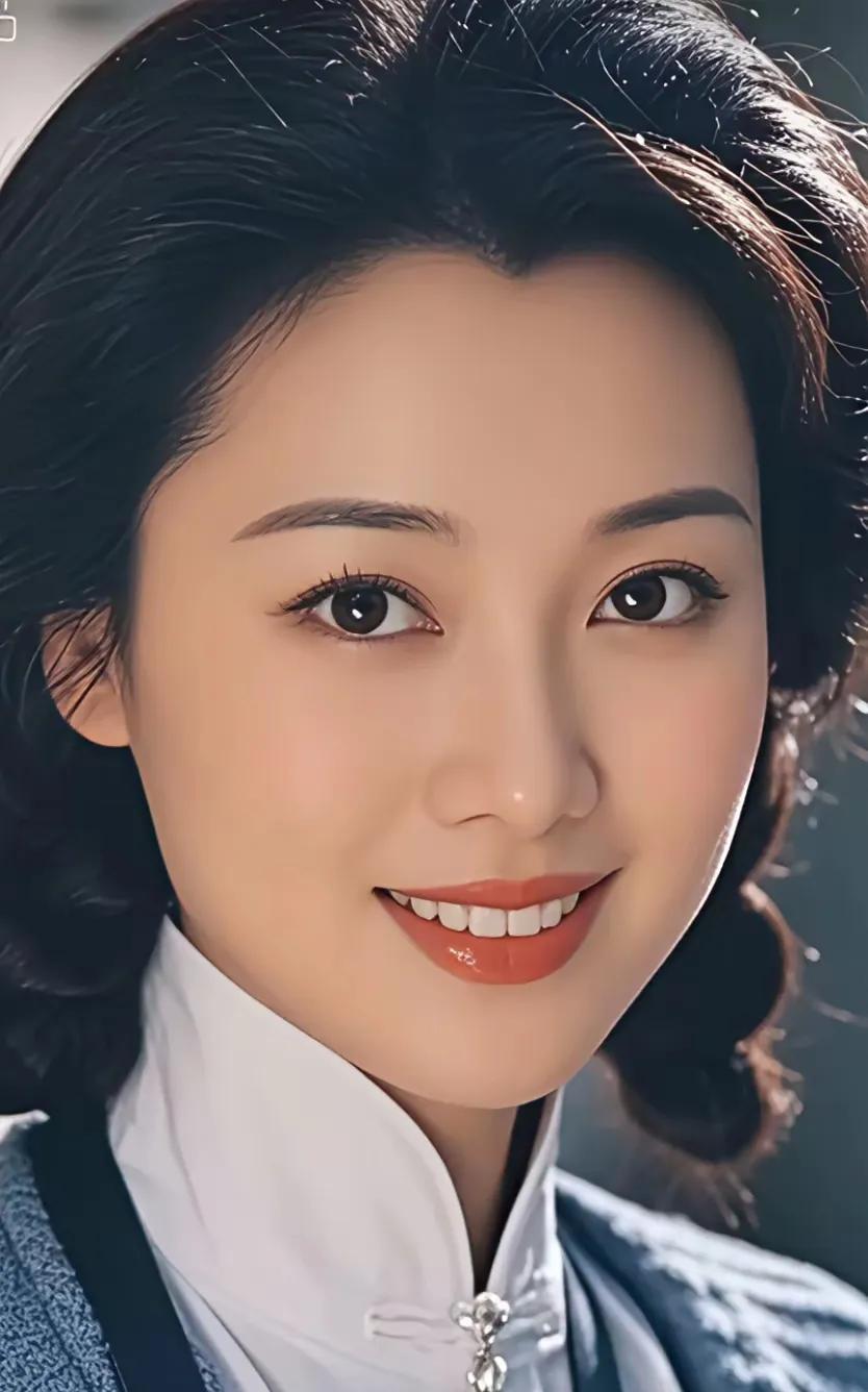 眉眼如画倾城貌，
清香欲仙面容娇。
含情脉脉谁不爱？
……请友续句
【笑语盈盈美