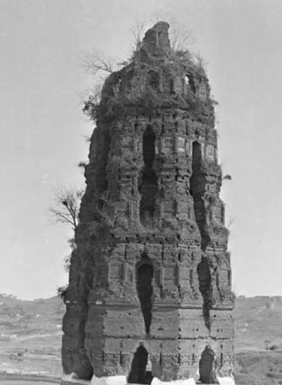 1924年，雷峰塔突然倒塌。人们害怕白蛇出塔，纷纷呼喊：“快跑啊，雷峰塔倒了，白