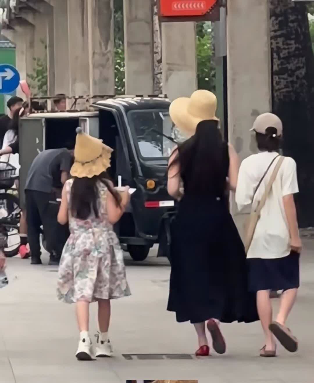 798偶遇霍思燕一家！网友北京逛街遇到霍思燕和嗯哼，旁边还有一个小女孩，个子快和