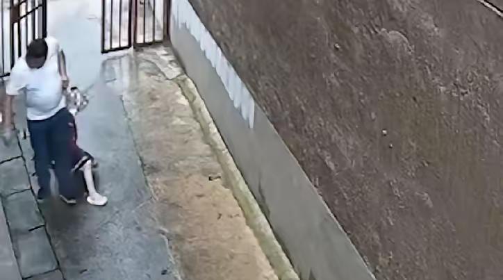 万万没想到，娄底“醉汉”拽童事件性质恶劣！



令人震惊的画面在监控中清晰可见