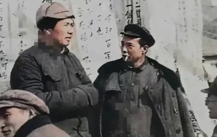 延安时期，生活艰苦，伟人戴着一个破旧的帽子，目光炯炯的瞅着远方，旁边这位六七十年