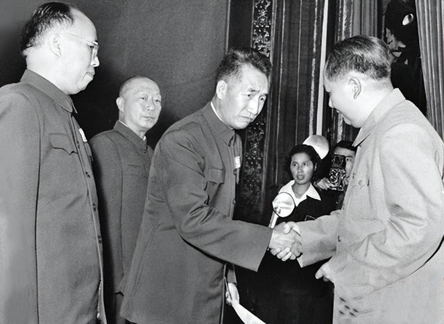 毛主席向徐向前元帅授勋，徐向前躬身和毛主席握手，请注意，统帅和元帅的手握得很有力