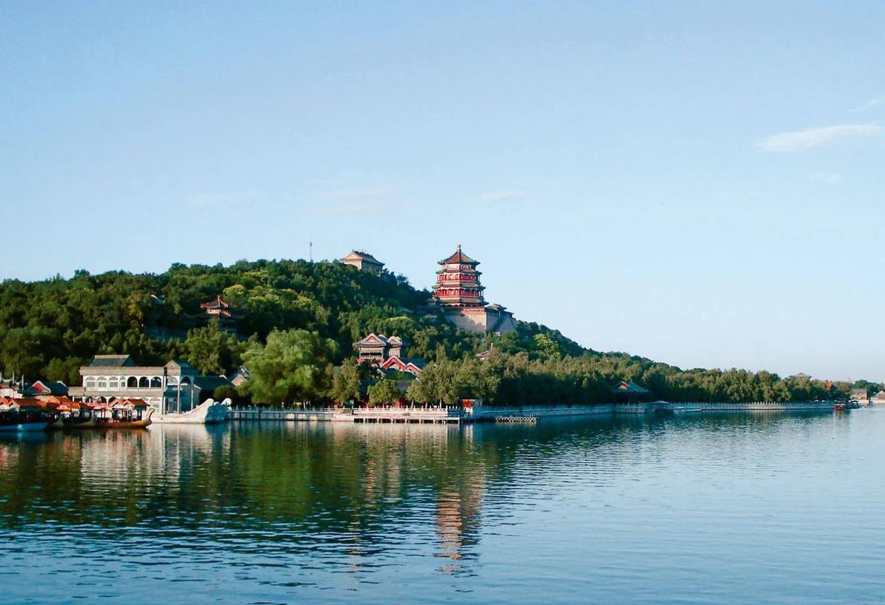 颐和园前身为清漪园，坐落在北京西郊，与圆明园毗邻。全园占地3.009平方公里，水
