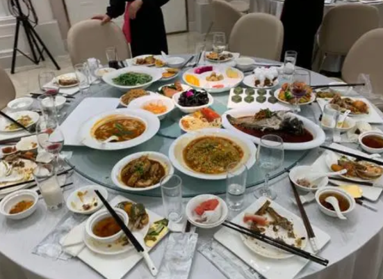 2022年，浙江嘉兴，一女子和丈夫结婚，在酒店订了价值11万元的酒席，谁知婚礼快
