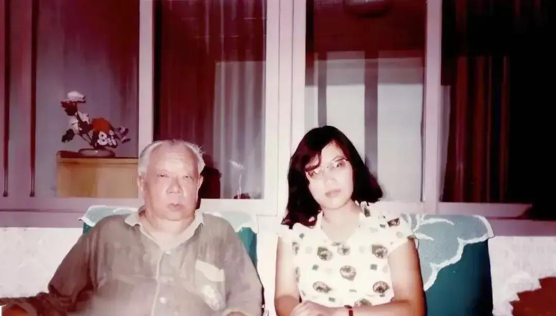 这张1986年老照片太戳心！中顾委常委李一氓（左）和孙女李莲在家看书笑作一团。 
