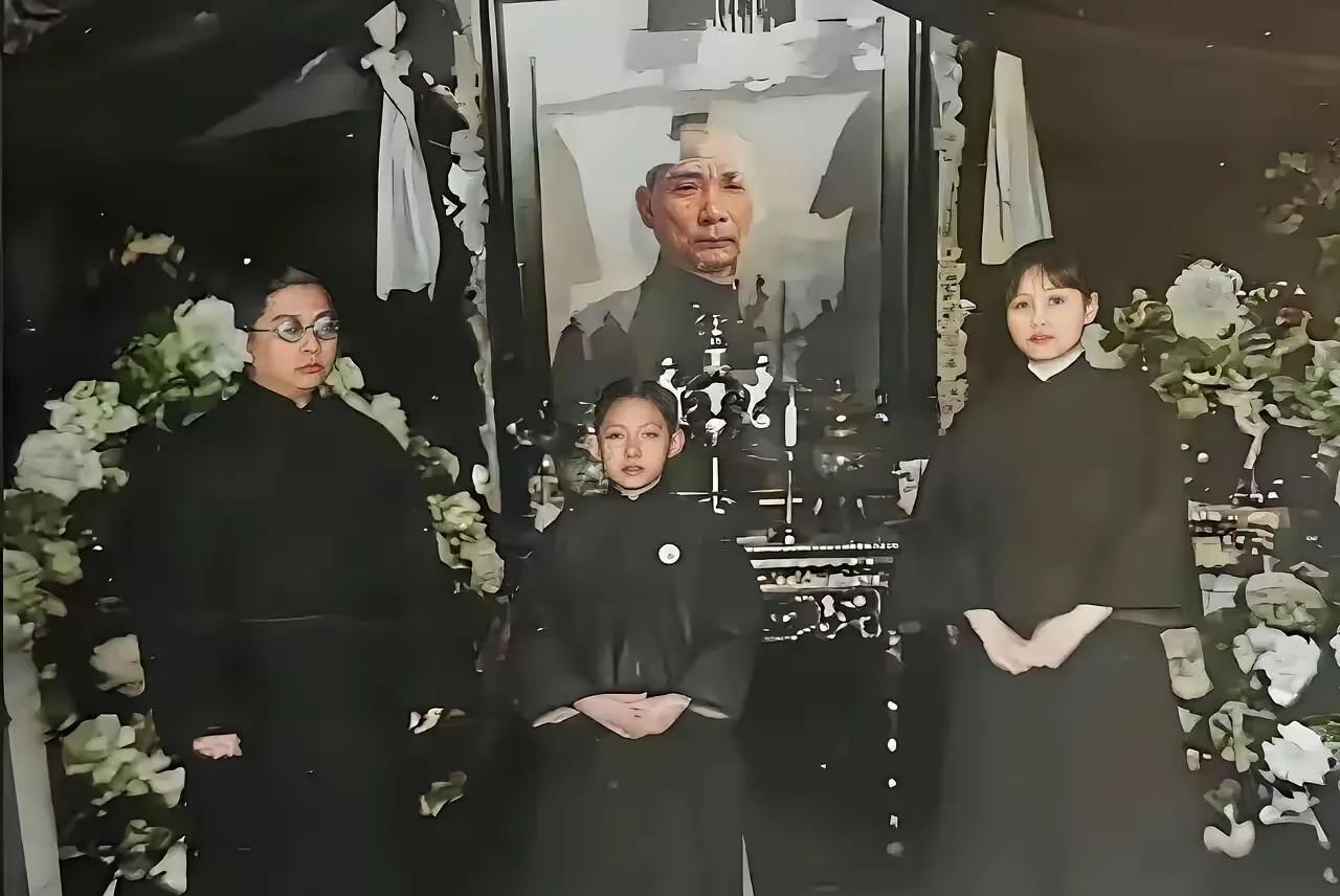 这是1925年。孙中山葬礼上的三人，最右边是孙中山的遗孀宋庆龄，时年32岁，中间