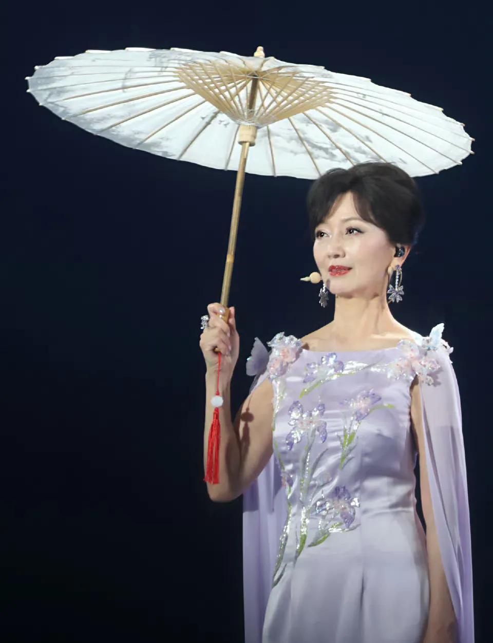 72岁赵雅芝不敢躺平，也根本不敢躺平！
因为她还有3个好大儿要养！
大儿子多次创