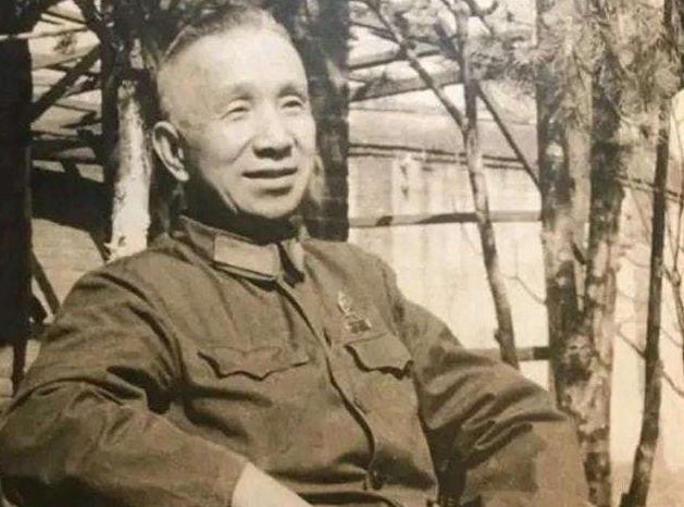 1984年2月5日，开国大将粟裕因病去世，妻子楚青带着丈夫的骨灰来到了南京。
粟