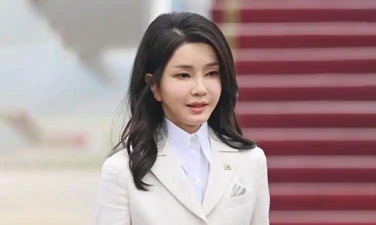 韩国第一夫人金建希的外貌和形象



韩国第一夫人金建希，因为漂亮的外貌和时尚感