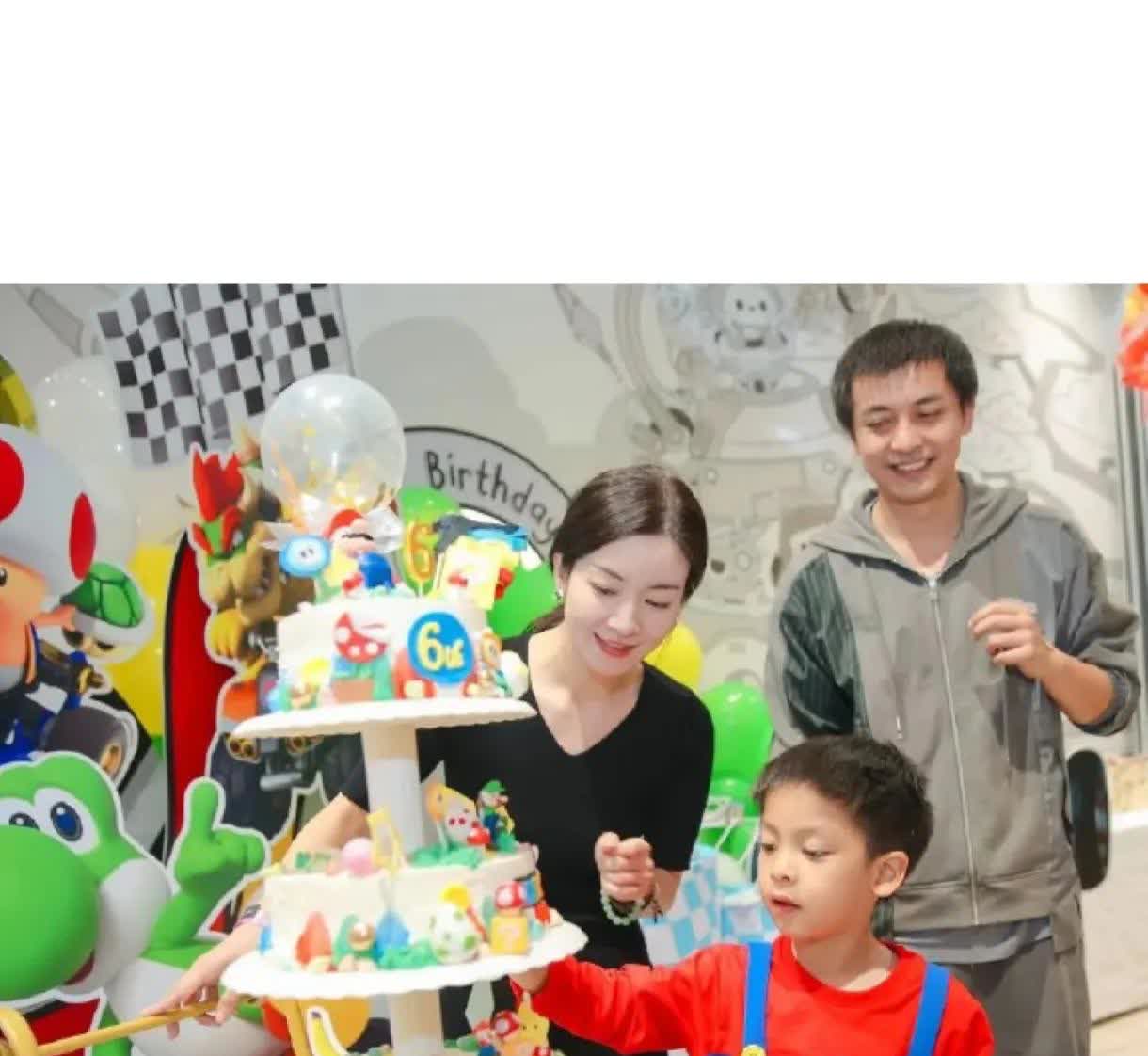 李晟一家三口


老公，李佳航，38岁，辽宁人，毕业于上戏，是一位演员，2