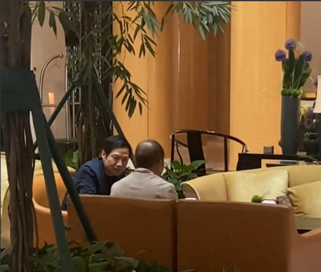 雷军的对面坐的是谁？不会真的是徐直军吧！

今天，有网友在北京拍到了雷军在和一个
