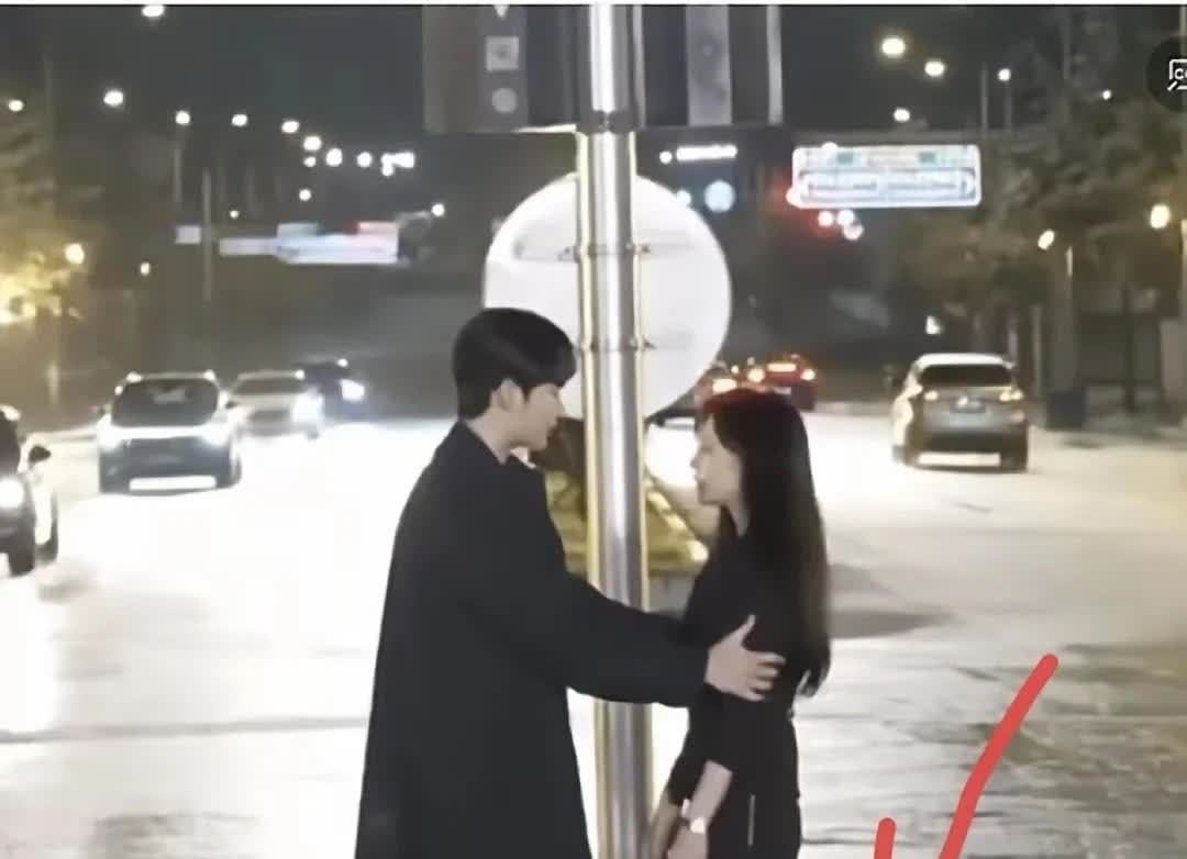 厉害，金秀贤和女演员穿纸拖鞋对戏这张照片亮了！最近他被扒得底朝天——15岁未成年
