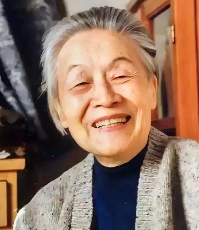 杨绛先生说：“聪明的女人，宁可守着无爱的婚姻，也不会离婚。因为她知道和谁过都一样