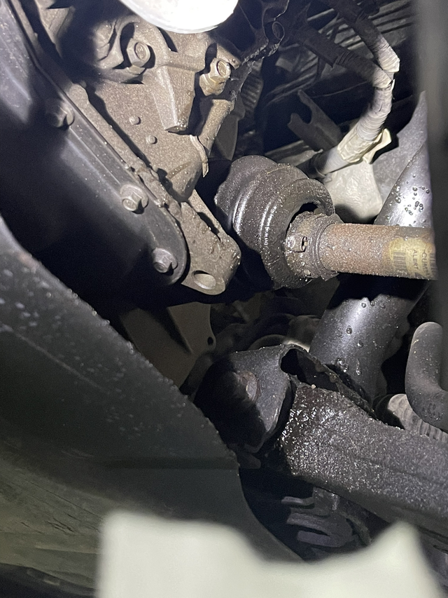 4儿子要我换半轴总成
都怪我跑山路太多
座标深圳福特标特4儿子，前一阵跑了山路十