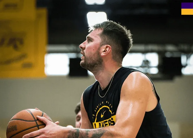今日NBA季前赛，湖人将季前赛对阵勇士。
据美记Jovan Buha报道：“雷迪