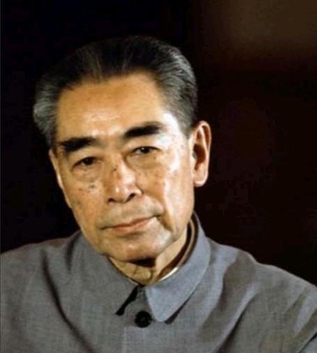 1976年，周总理逝世后，由韩宗琦负责为其穿寿衣，可当韩宗琦接过卫士们递过来的寿