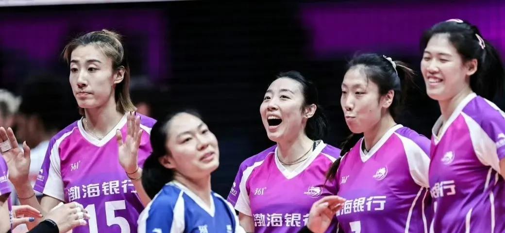 天津女排过于“论资排辈”。天津女排仍然是排超强队、夺冠热门，可是肉眼可见的下滑和