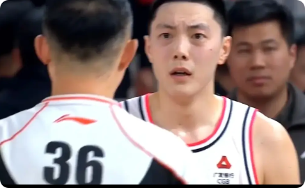 看广东男篮的比赛。总会有千奇百怪的故事。上次是徐杰庆祝早了。胡明轩搅局。这次是杜