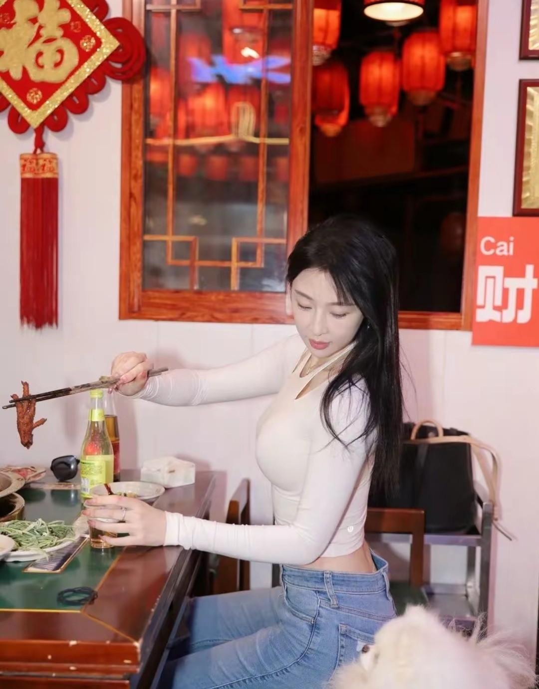 看到秦雪在采访里大方聊身材管理，突然被戳中了。她说"该瘦的地方瘦，该有肉的地方有