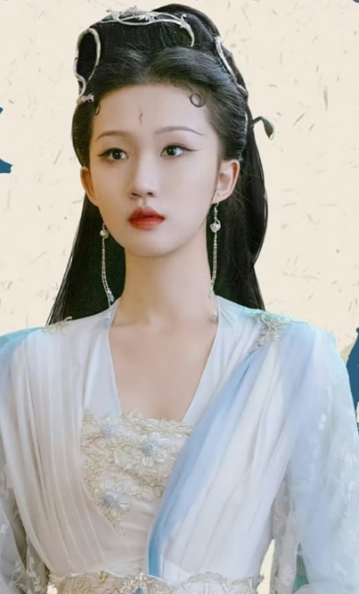 这部剧妆造算她的人生角色了，演蛇公很对味呀。