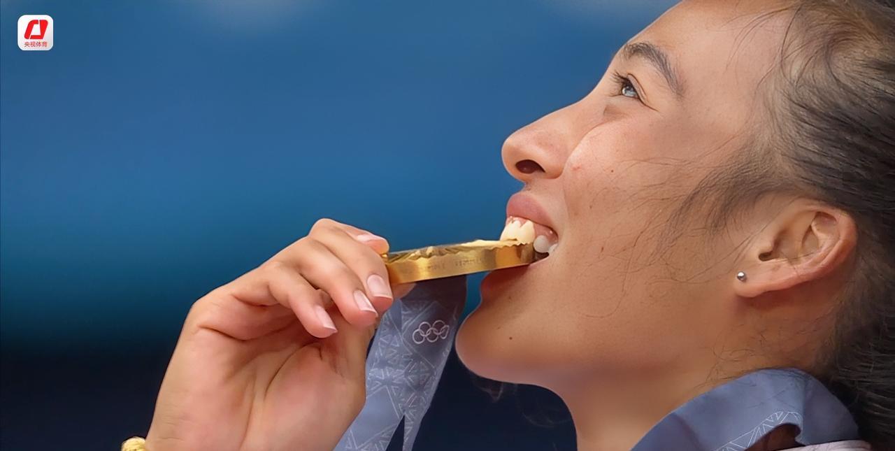 谁能告诉我，为什么前十的选手除斯瓦泰克外都选择参加柏林草地500赛，女王杯同样作