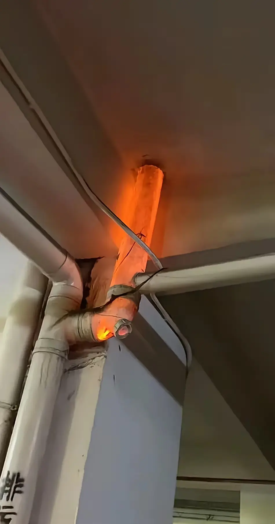 大家看这是啥情况，为啥下水道管火红火红的？