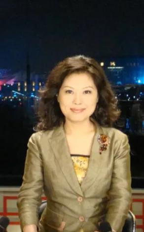李东宁是中国国际电视台新闻频道资深播音员，主持《环球瞭望》等节目。他英语流利、风