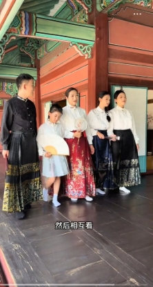唐装一穿，气质瞬间提升，许妈妈年轻了好多。

浩男和海军秒变贴身护卫，时刻保护着