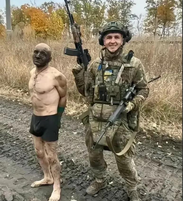 不知死活！
一名乌军士兵抓到了一名俄军士兵，并且还拍照片炫耀起来，这简直是让俄军