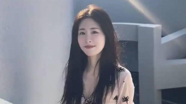 张碧晨晒与女儿合照，母女俩夜幕下看烟花好温馨