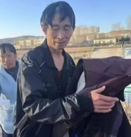“一命换三命，值了！”2月16日，山西，一名47岁的大叔正在陪妻子和孩子散步。突