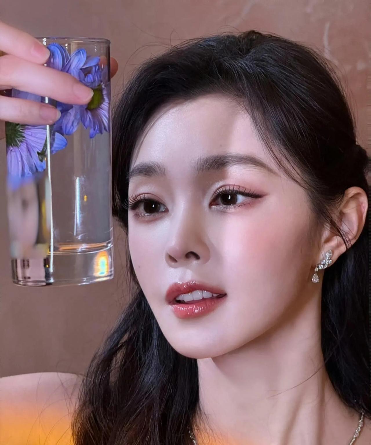 天！这居然是宋轶？我差点没认出来！
 她现在也太瘦了吧，身形看着又纤又有气质。