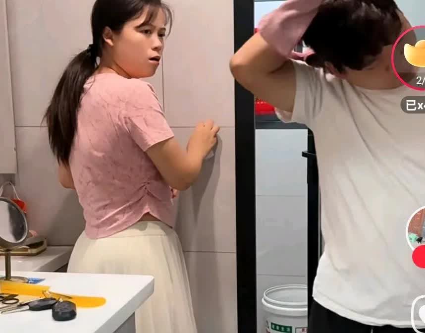 女子描述老公洗澡的过程，只见7.08分进的卫生间淋浴，7:10就洗好出来了，
